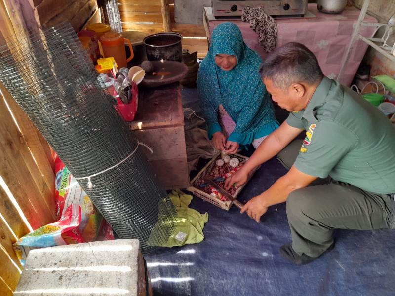 Serda L.Syahdanur Bantu Warga Kurang Mampu Dengan Masuk Dapur di Kampung Empang Pandan