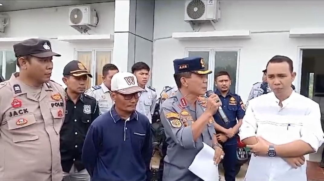 Warga Mengkapan Demo Tolak Larangan Travel Plat Hitam di Pelabuhan Roro Tanjung Buton