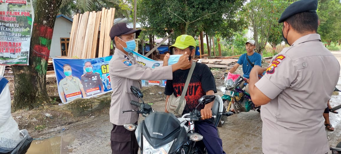 Di Jalan Lintas Bono, Polsek Teluk Meranti Bagikan Masker Gratis ke Masyarakat Pengguna Jalan