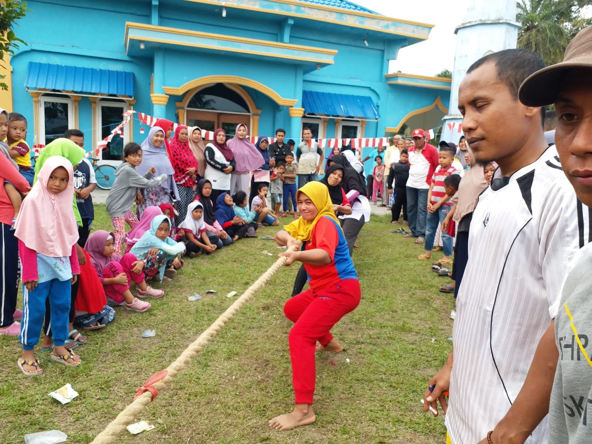 Meriahkan HUT RI ke 73  Warga Sei Betung Kampung Rempak, Gelar Permainan rakyat..