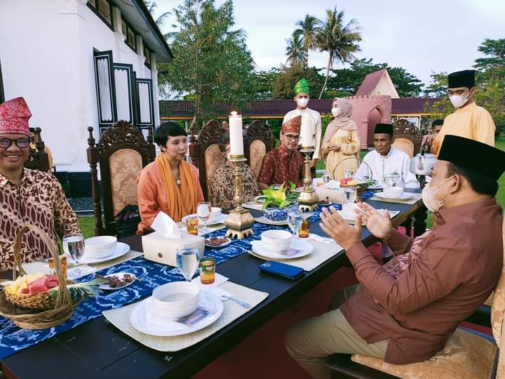 Mengambil Lokasi di Istana Peraduan, Wabup Husni Gelar Jamuan Makan Tamu Ala Sultan