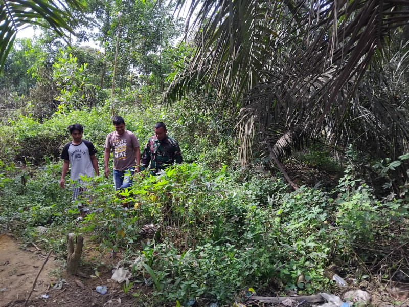 Babinsa Koramil 04/Perawang Rutin Giat Patroli Pencegahan Karhutla di Kampung Perawang Barat