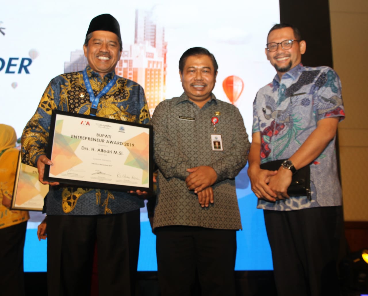 Satu-satunya di Riau, Bupati Siak Terima Penghargaan Bupati Entepreneur Award 2019