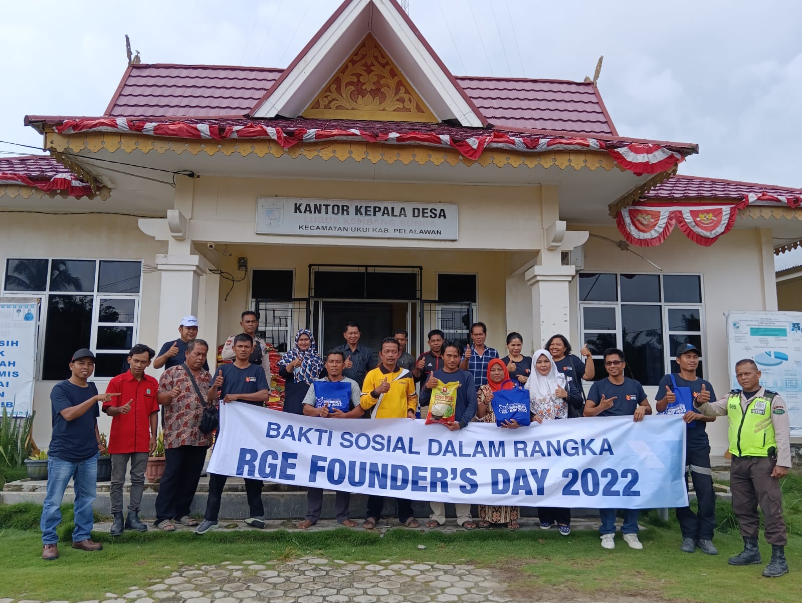 Bisnis RGE 55 Tahun, Karyawan Bagi Paket Sembako Di Ukui