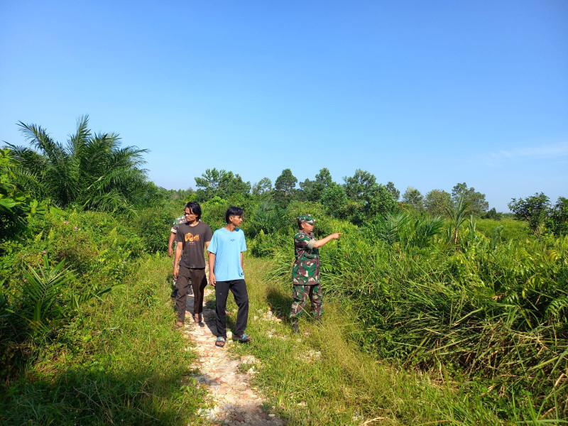 Dengan Warga Binaan di Kampung Tualang, Babinsa Koramil 04/Perawang Rutin Ajak Patroli Guna Antisipasi Karlahut