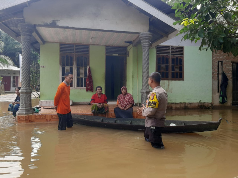 Berjibaku, Akibat Banjir Bhabinkamtibmas Polsek Siak Hulu Beri Edukasi Dan Cooling System Kepada Warga Desa Teratak Buluh