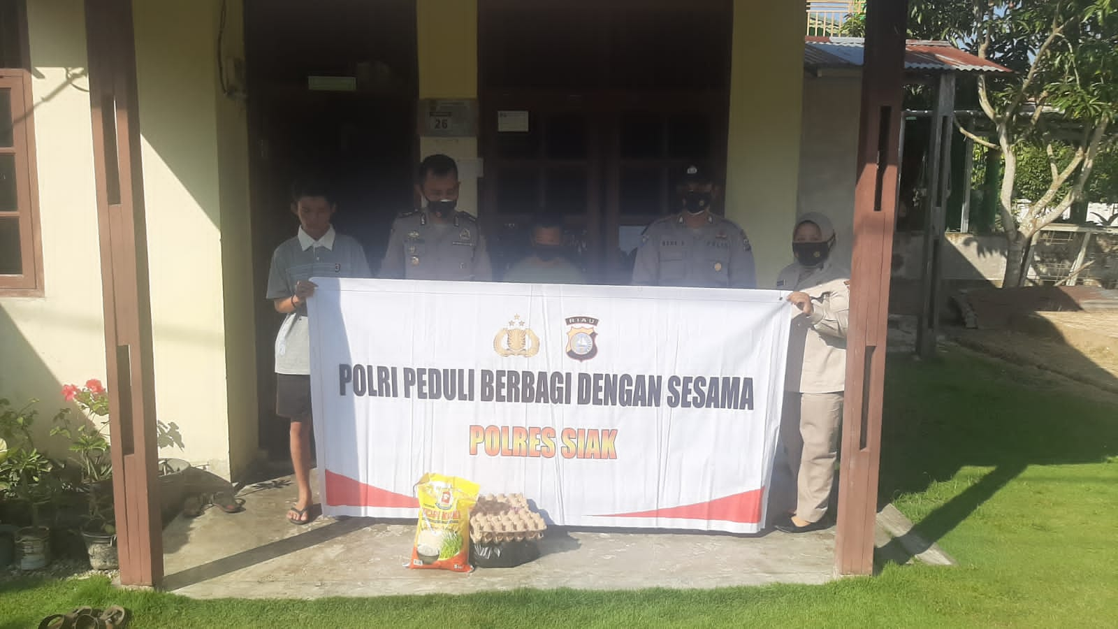 Polres Siak Kunjungi Dan Berikan Bantuan Sosial Kepada Nasir