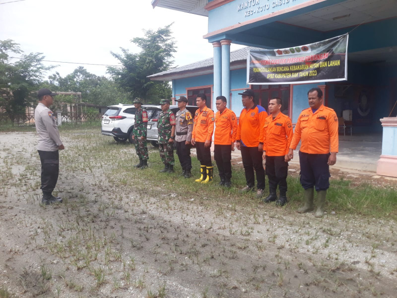 Sertu Afrisal Babinsa Koramil 04/Perawang Giat Jaga Posko Gabungan Karhutla BPBD Kecamatan Koto Gasib