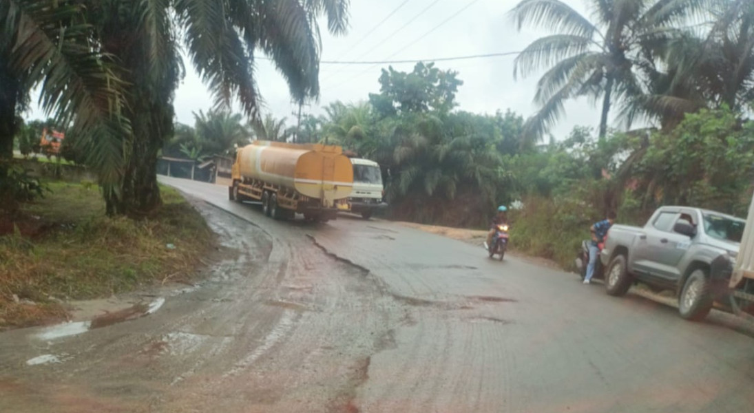 Warga Minas Keluhkan Jalan Lintas Minas-Perawang Rusak Parah, Minta Perhatian Gubernur Riau