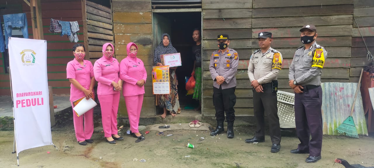 Peduli Warga Kurang Mampu, Polsek Koto Gasib Res Siak, Polda Riau, Dan Pengurus Bhayangkari Ranting Koto Gasib Giat Baksos Rutin