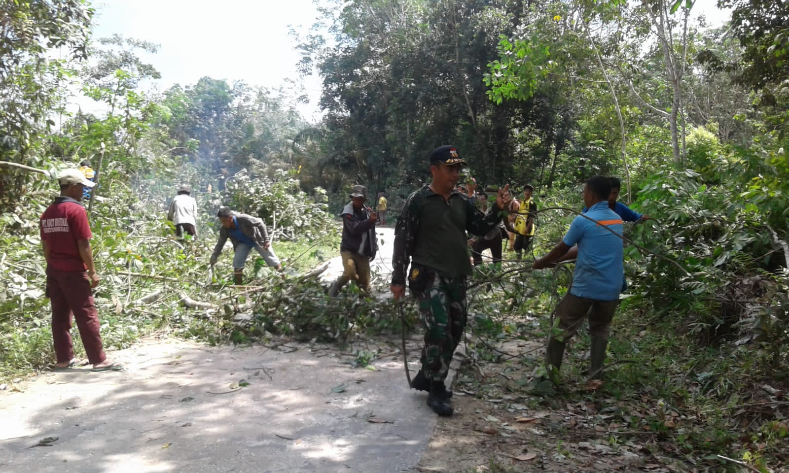 Tanamkan Nilai Pancasila,  Babinsa Koramil 03/Minas Ajak Masyarakat Kampung Olak Lakukan Goro