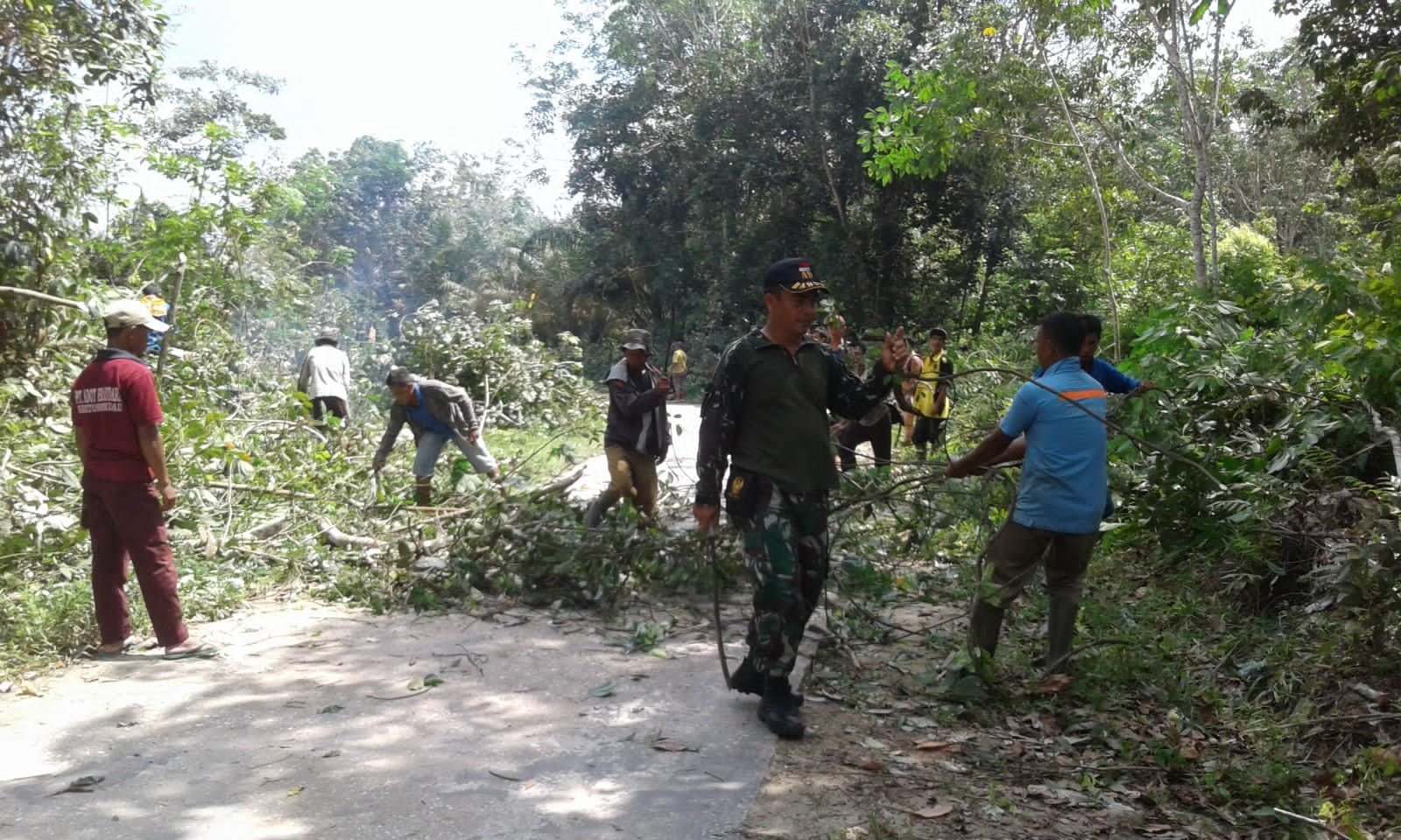 Tanamkan Nilai Pancasila,  Babinsa Koramil 03/Minas Ajak Masyarakat Kampung Olak Lakukan Goro