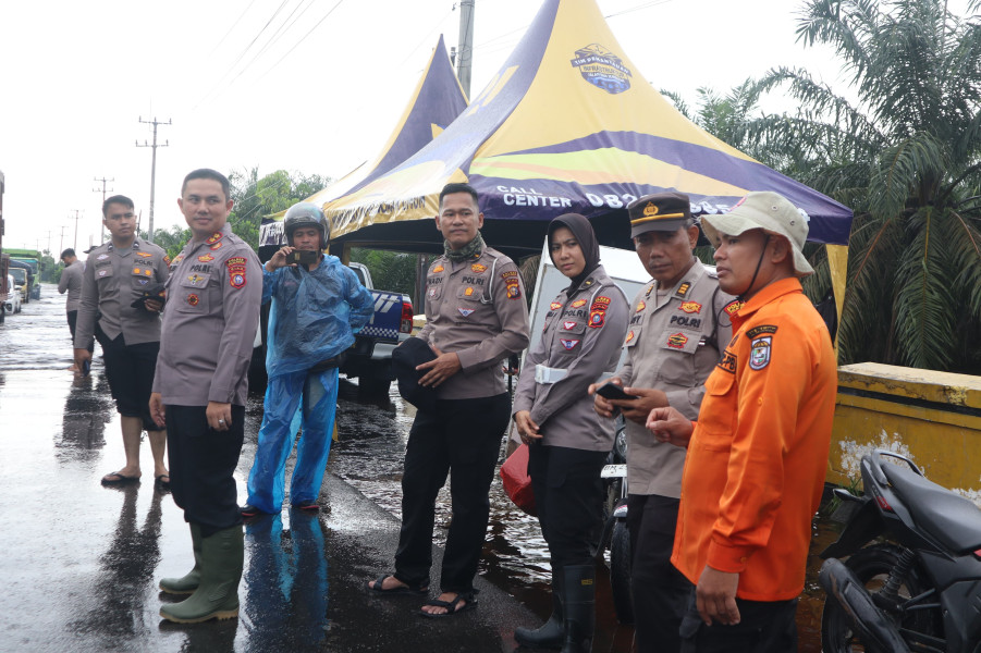 Polres Pelalawan Siaga 24 Jam di Lokasi Banjir KM 83, Pastikan Distribusi Barang Pokok Selama Ramadhan Lancar