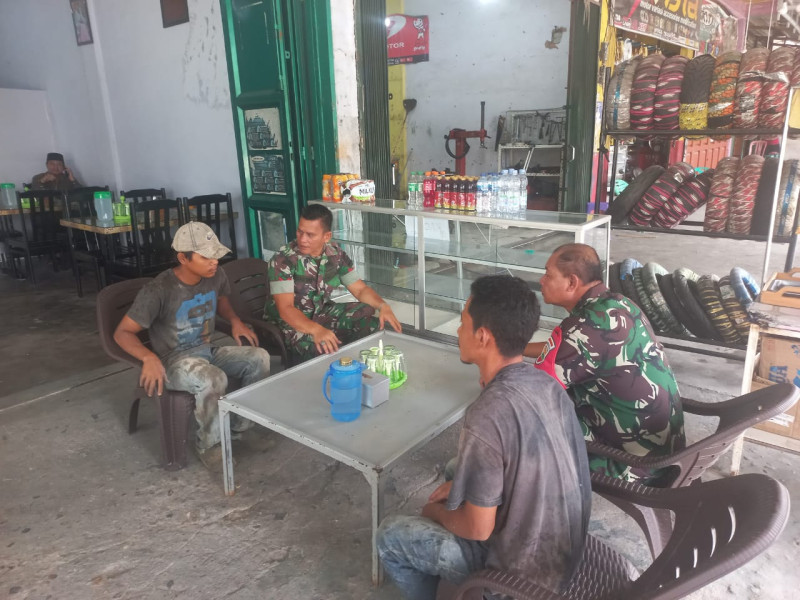 Di Kelurahan Perawang, Sertu Sarju dan Kuptu Togi S Rutin Ajak Warga Binaannya Agar Peduli Kebersihan Lingkungan Dan Kesehatan