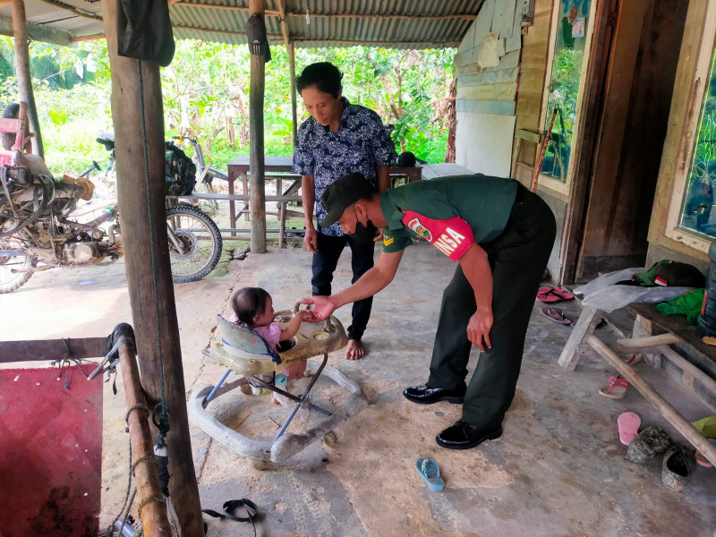 Sertu Joko Purnomo Lakukan Giat Pengecekan Anak Penderita Stunting di Kampung Bencah Umbai