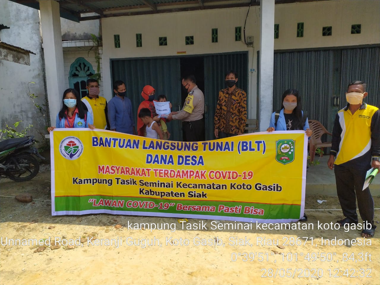 Kukerta Universitas Riau Bantu Pemkam Tasik Seminai Bagikan BLT DD Door to Door