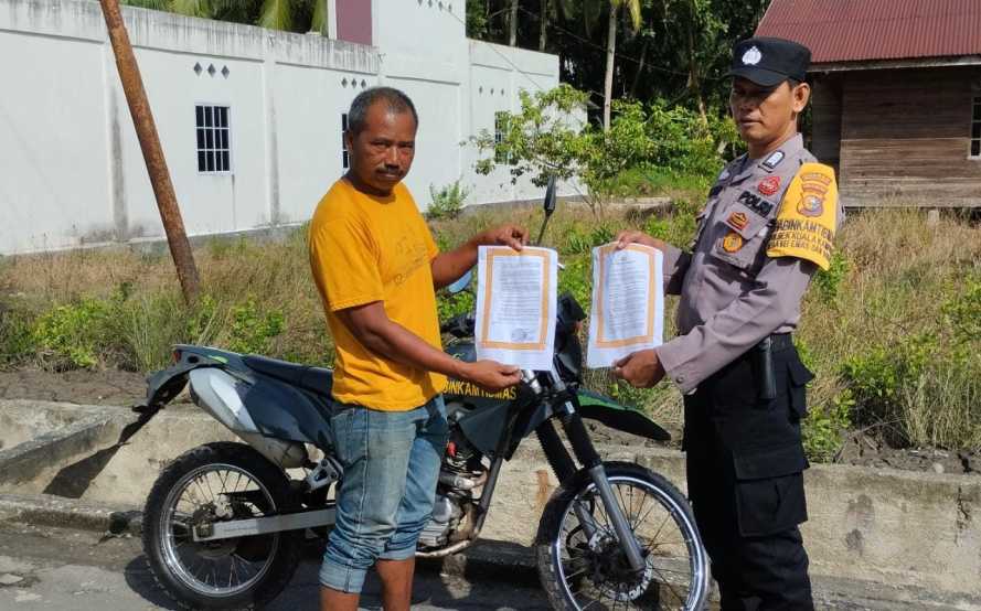 Cegah Karhutla,  Bhabinkamtibmas Polsek Kuala Kampar Berpatroli dan Bagi Himbauan