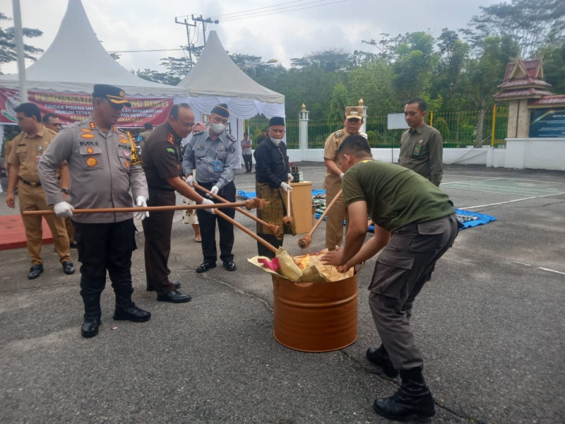 Kejari Rohul Gelar Pemusnahan Barang Bukti Berupa Narkotika Dan Minuman Keras