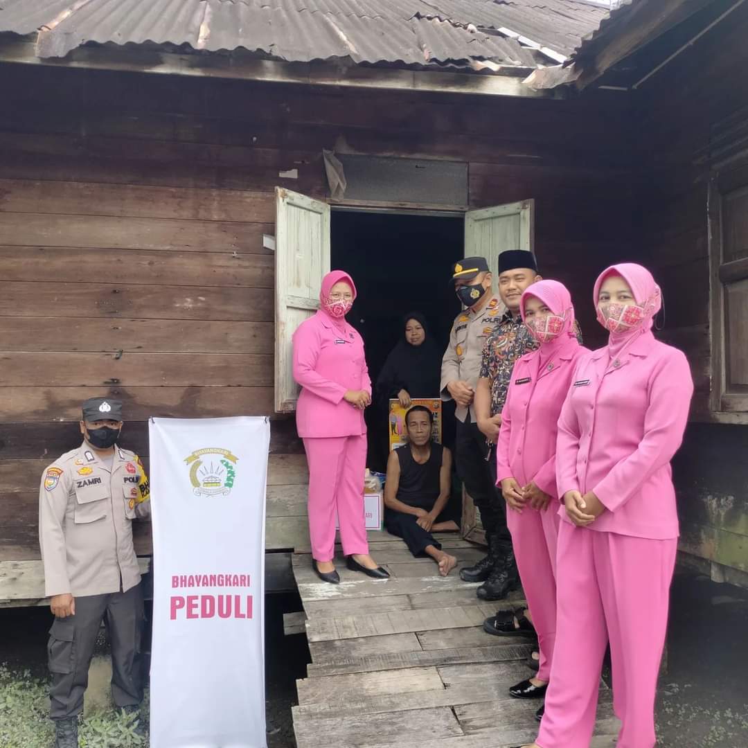 Peduli Semsa, Polsek Koto Gasib, Res Siak, Polda Riau, Kembali Lakukan Giat Rutin Bagikan Sembako Kepada Warga Yang Membutuhkan 