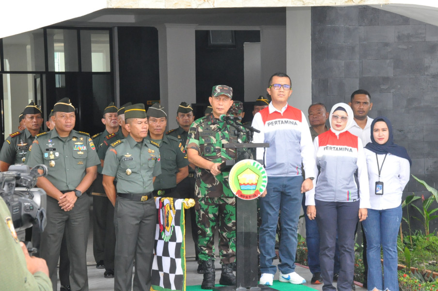Brigjen TNI Dany Rakca Lepas Pengiriman Bantuan ke Sumbar