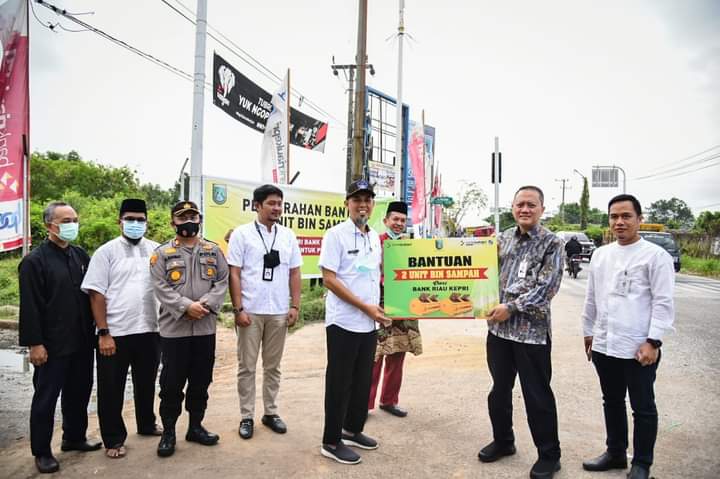 Bank Riau Kepri Cabang Dumai Memberi Bantuan Dua Bak Sampah