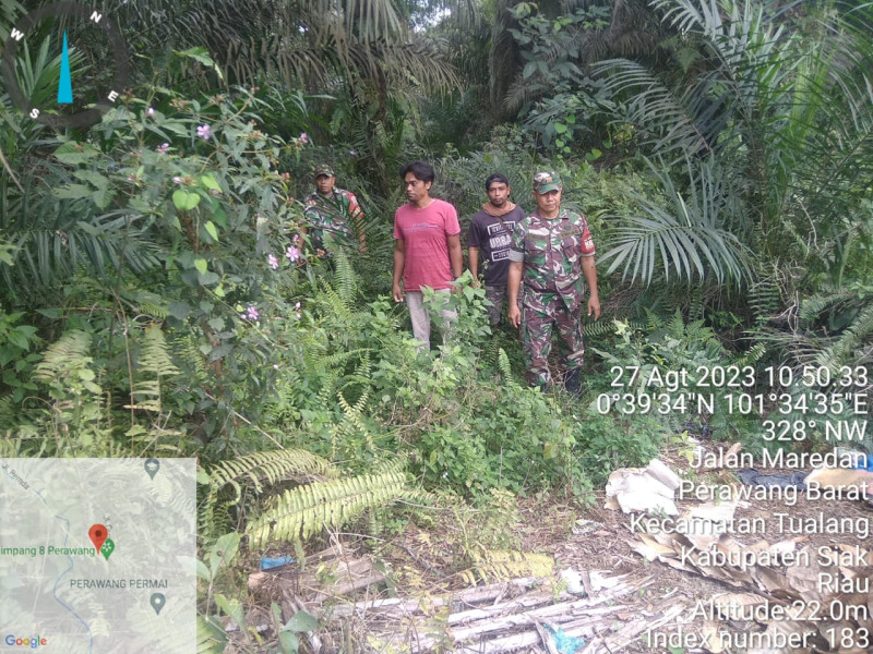 Serda L.Syahdanur Dan Serda K.Manulang Ajak Warga Perawang Barat  Lakukan Penanggulangan Karhutla Dengan Berpatroli