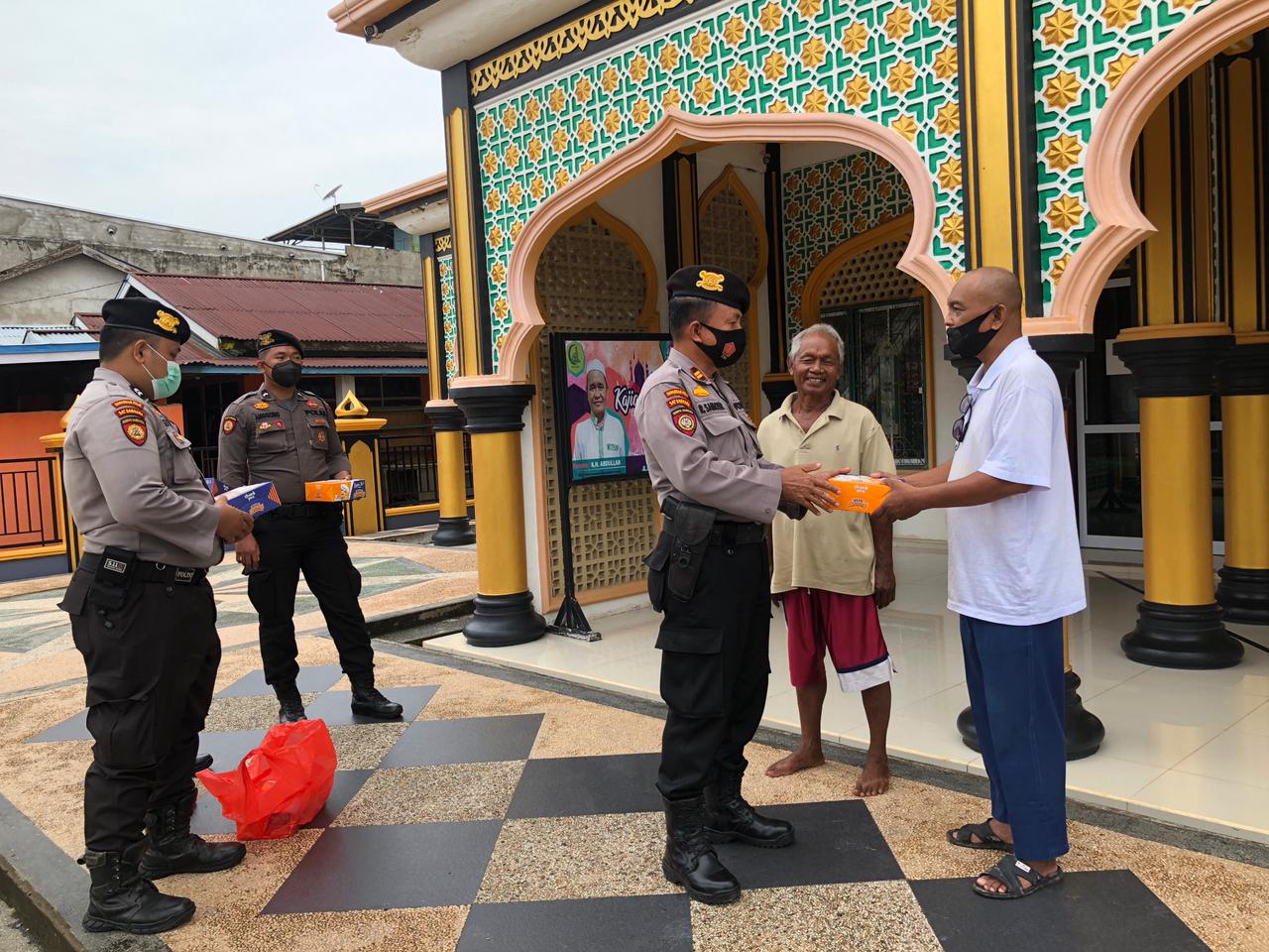 Satuan Sabhara Polres Inhil Bagikan Puluhan Nasi Kotak Tuk Para Petugas Kebersihan di Masjid-masjid