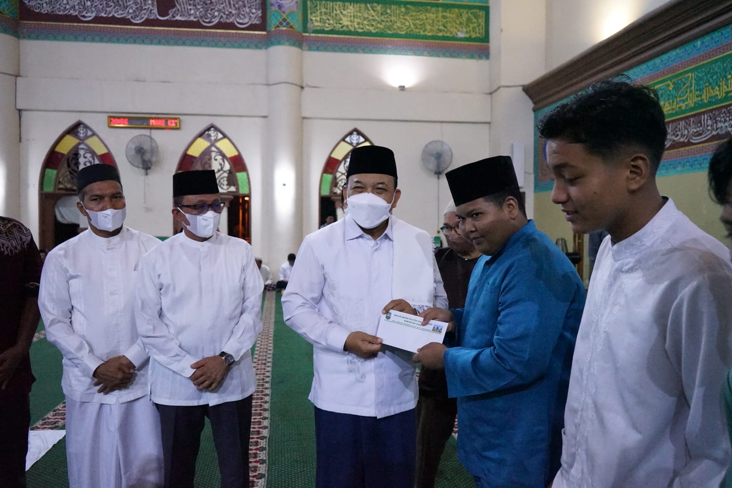 Peringati Malam Nuzul Qur'an, Wabup Husni Serahkan Santunan Anak Yatim