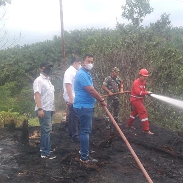 Personil Polsek Minas & Pihak Terkait Berjibaku Lakukan Pemadaman Api di KM 46 Minas Barat 