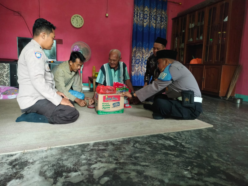 Peduli Warga Yang Membutuhkan, Polsek Koto Gasib - Polres Siak Salurkan Paket Sembako Dalam Giat Jumat Berbagi