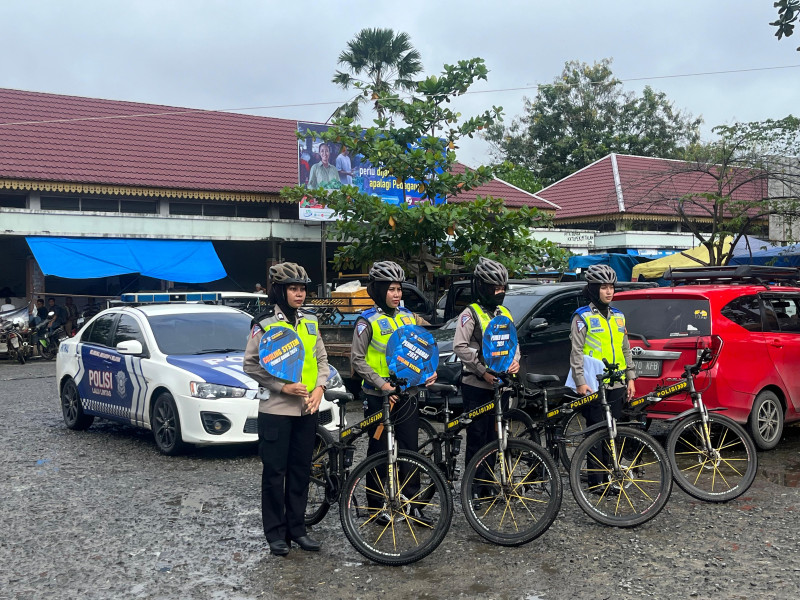 Sosialisasi Pemilu Damai, Kasat Lantas Polres Inhu Bawa Polwan Bersepeda Blusukan ke Pasar Rengat