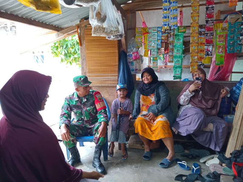 Sambangi Warga Yang Tengah Nongkrong, Serka Sri Wahyudi Komsos Tentang Kebersihan Lingkungan Dan Kesehatan