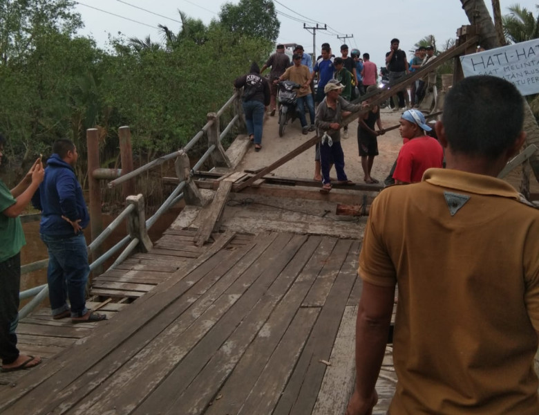 Updete Pembangunan Jembatan Sungai Piring Inhil, Masyarakat Lebih Peduli Dibanding Pemprov Riau