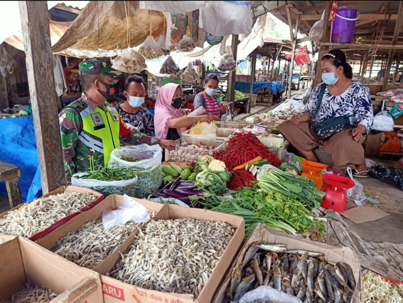 Cegah Penularan Covid-19, Serka Alif, Babinsa Koramil 03/Minas Kembali Lakukan Gakplin di Pasar Tradisional.