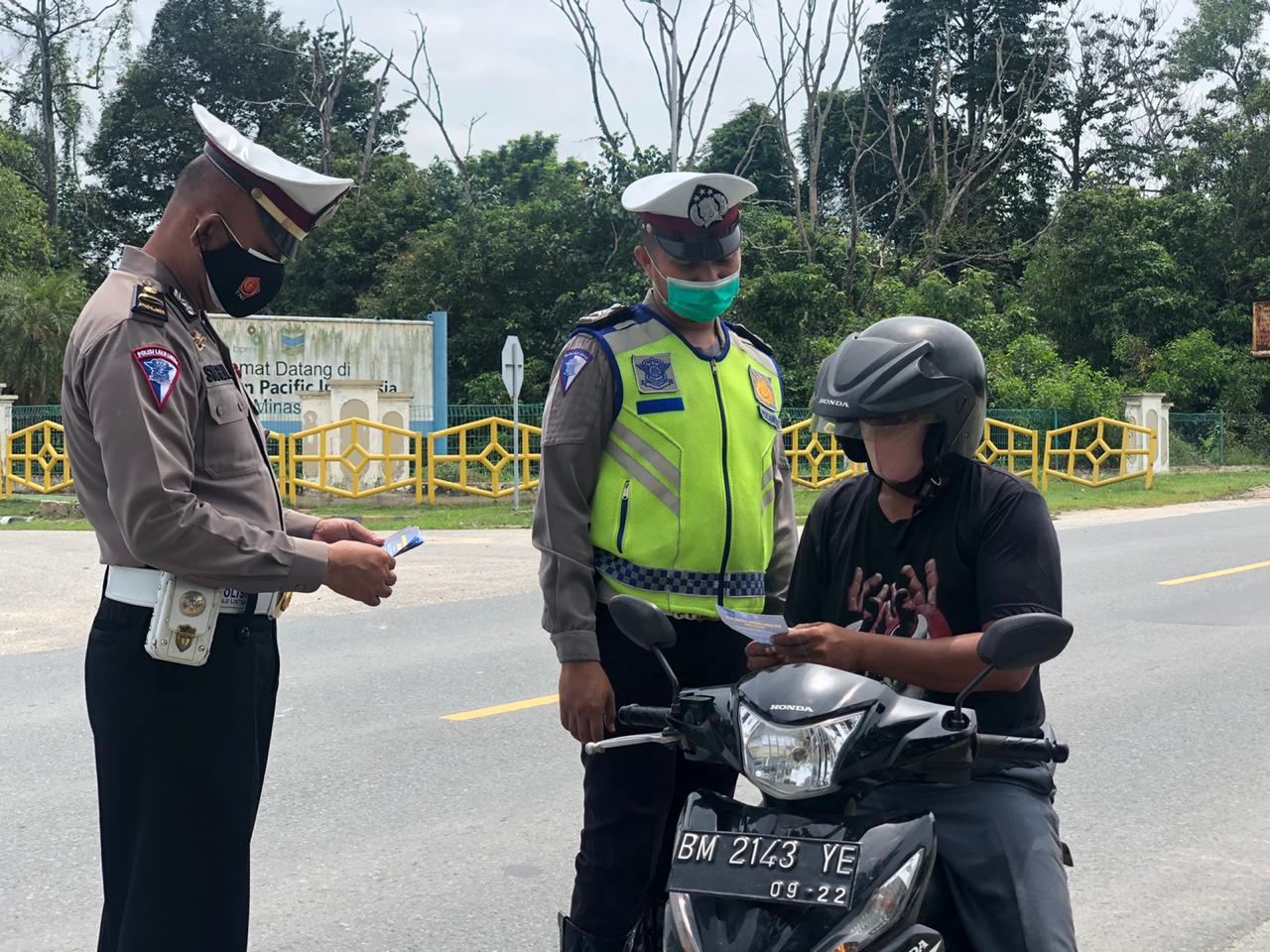 Jelang Ops Zebra Lancang Kuning 2020, Satlantas Polres Siak Bagikan Leaflet Pada Pengguna Jalan Raya