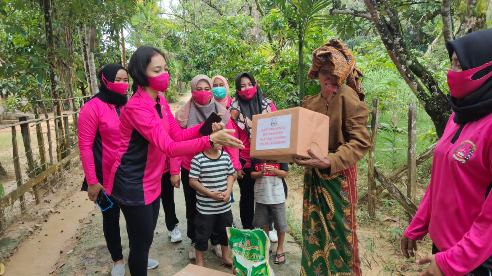 Polsek Singingi bersama Bhayangkari Polsek Singingi turun langsung kerumah warga kurang mampu