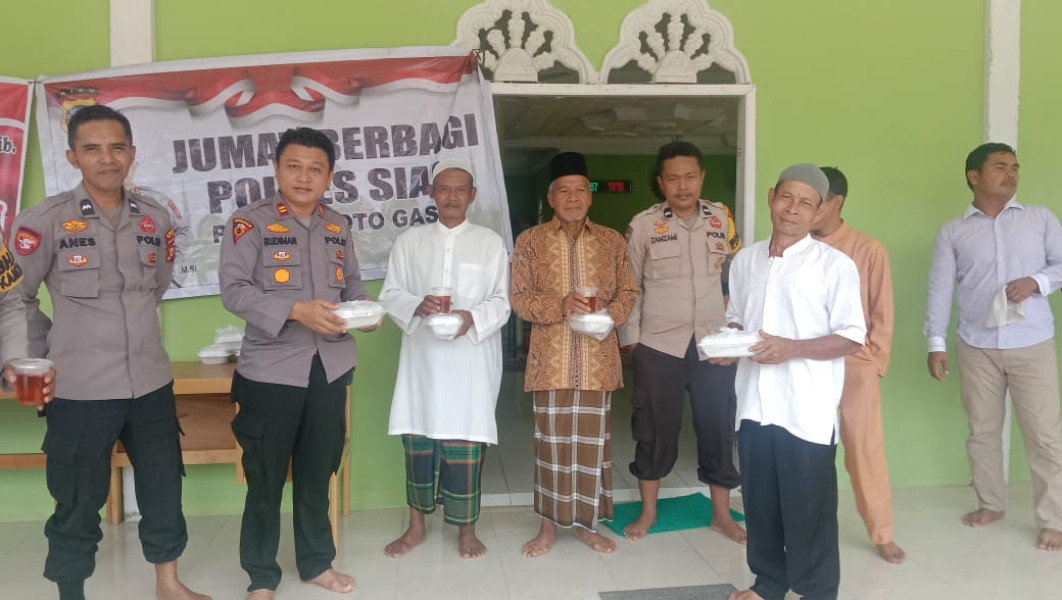 Giat Jumat Berbagai, Polsek Koto Gasib - Polres Siak Rutin Keliling Masjid Bagikan Bingkisan & Paket Sembako