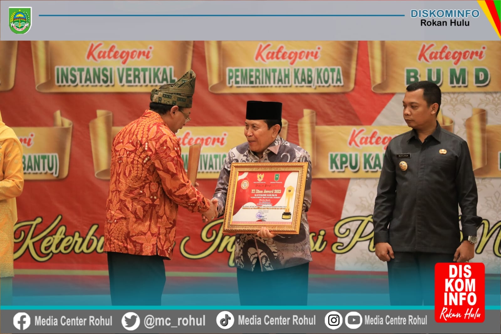 Dua Penghargaan Bergengsi KI Riau Award 2022 Diterima Oleh Bupati Rohul