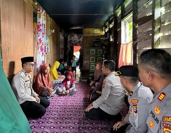 Kapolres Inhil Sambangi Kediaman Rumah Duka Korban Kecelakaan Laut Berikan Tali Asih Dan Ucapkan Belasungkawa