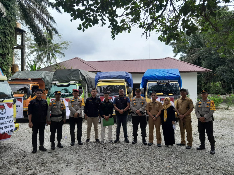 BKO Polda Riau Bersama Polsek Siak Hulu Lepas  dan Kawal Pendistribusian Logistik Kotak Suara Pemiu PPK Siak Hulu