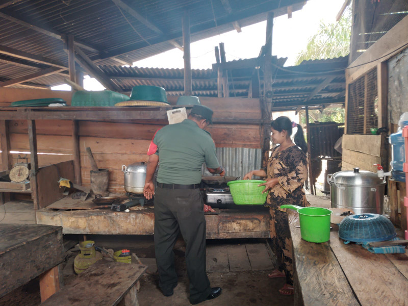 Serma Benriyadi Giat Rutin Babinsa Masuk Dapur di Rumah Ibu Rosinah Warga Kurang Mampu di Lubuk Umbut 