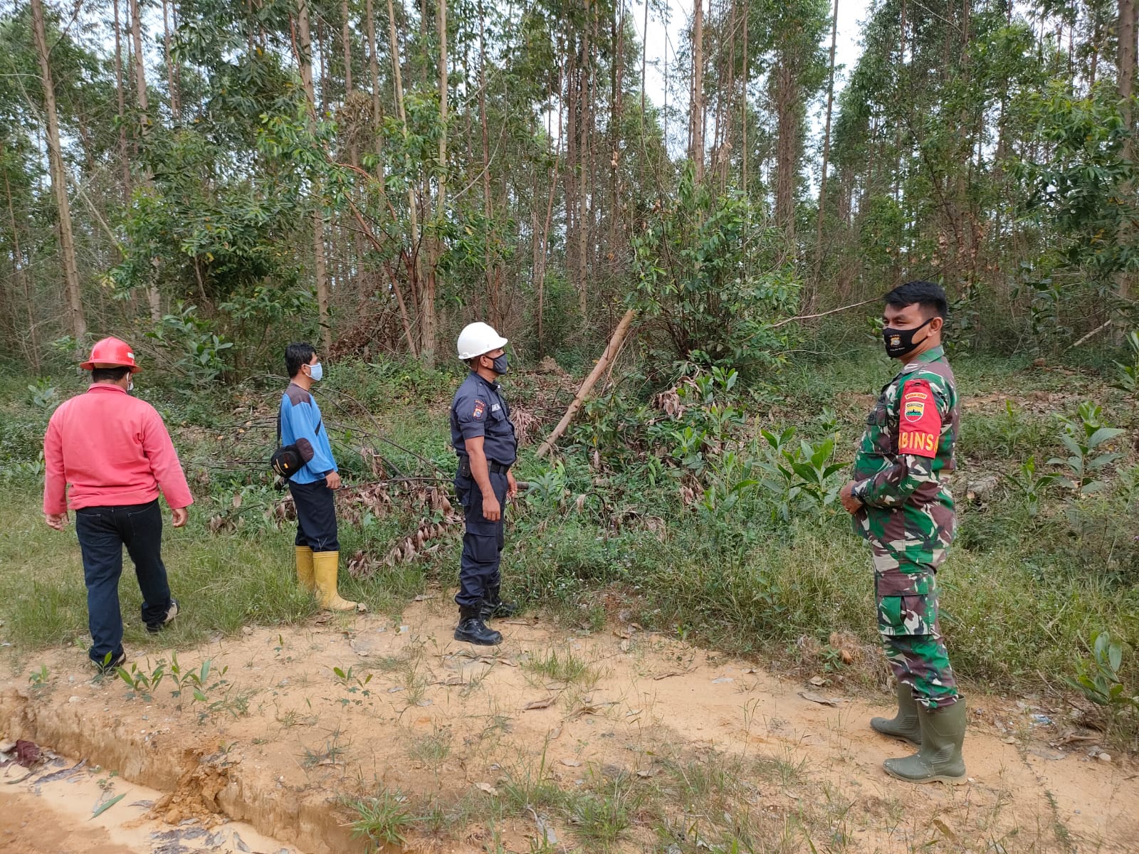 Kopda Zilmi Harbi Babinsa Koramil 03/Minas Giat Sosialisasi & Patroli Karhutla di Tasik Betung