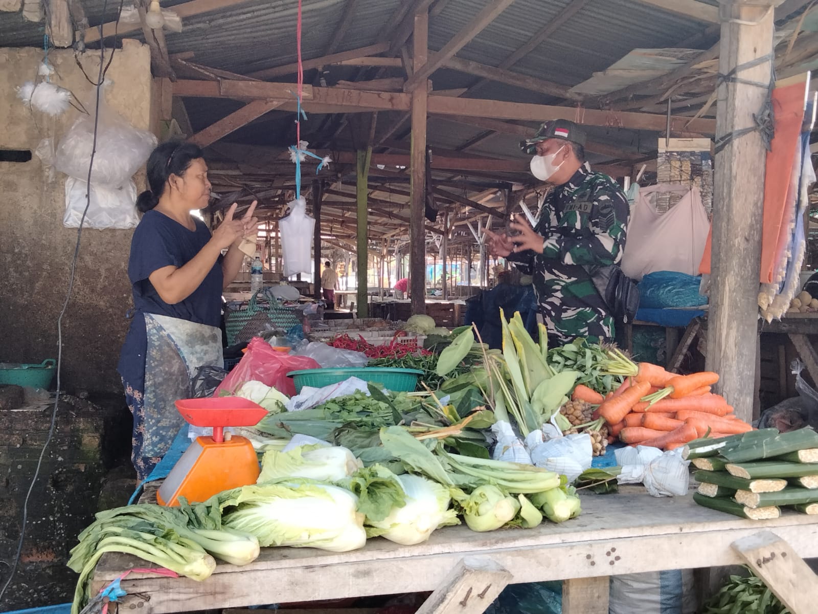 Antisipasi Penularan Covid-19, Serma Zulkifli Sosialisasi Prokes di Pasar Tradisional Minas