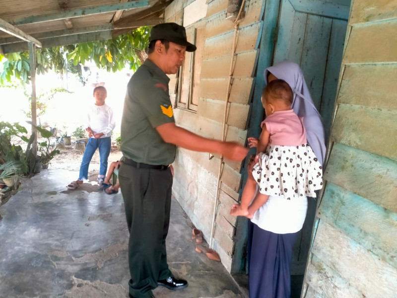 Serma Edy S Sambangi Kediaman Warga Binaan di Kampung Tasik Seminai Lakukan Pengecekan Anak Stunting