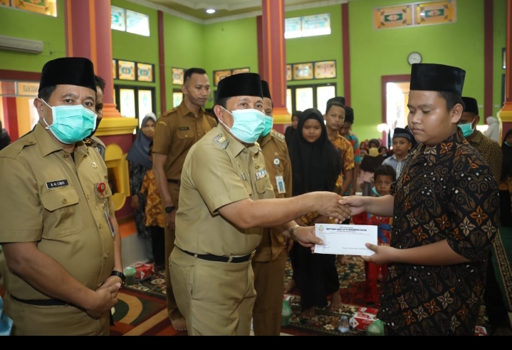 Dalam kunjungannya di Rokan IV koto Bupati H.Sukiman Serahkan Dana Santunan Anak Yatim