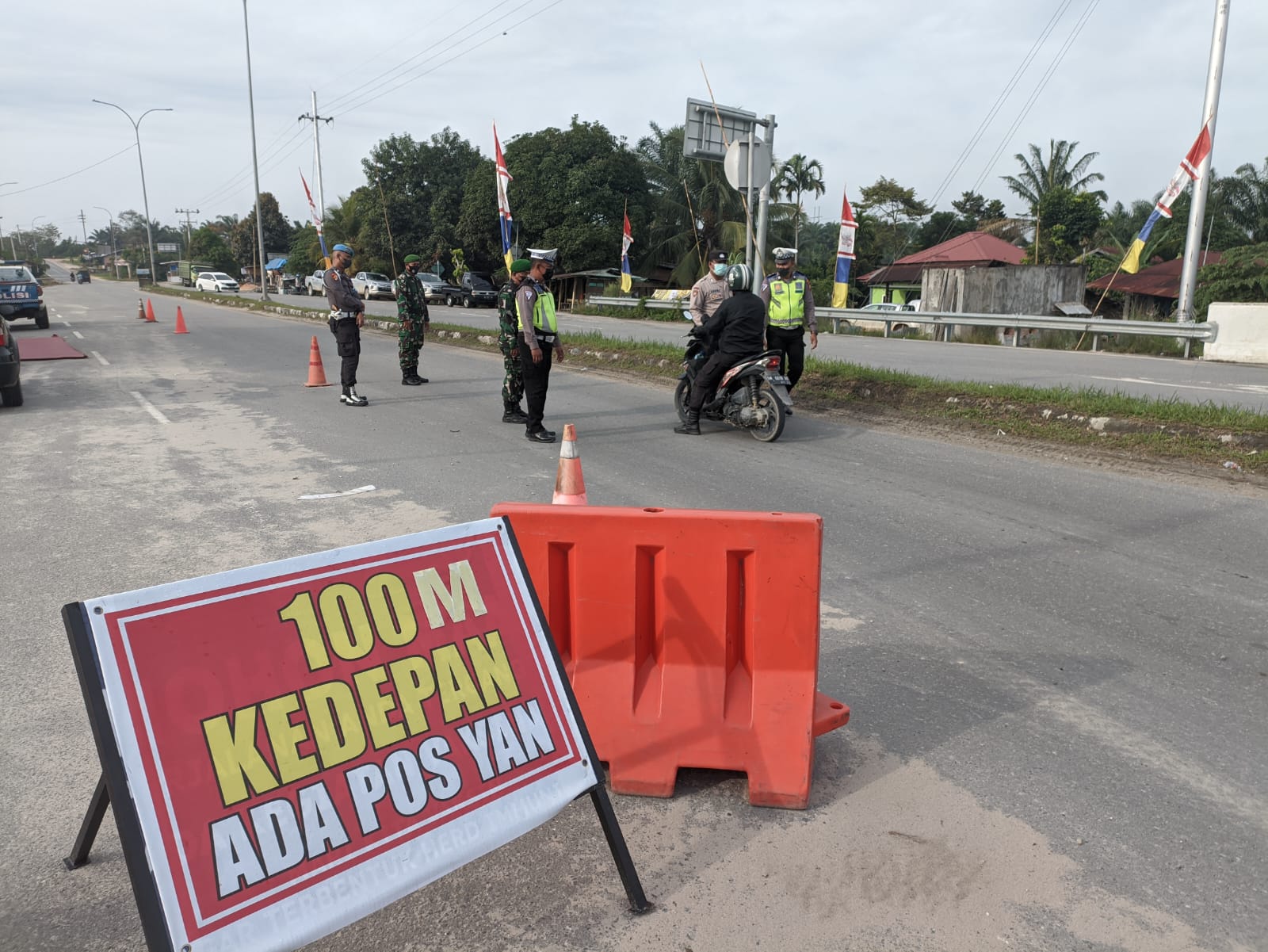 Serma Benriyadi dan Serda Sugiarto Ikut Pelaksanaan Rutin Pengamanan Nataru di Simpang Perawang Minas