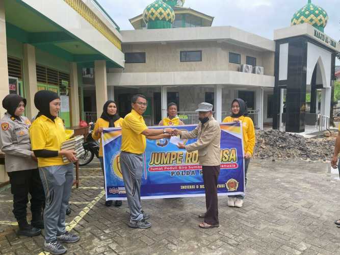Jumpe Romansa Polda Riau Berikan Bantuan ke Sejumlah Masjid