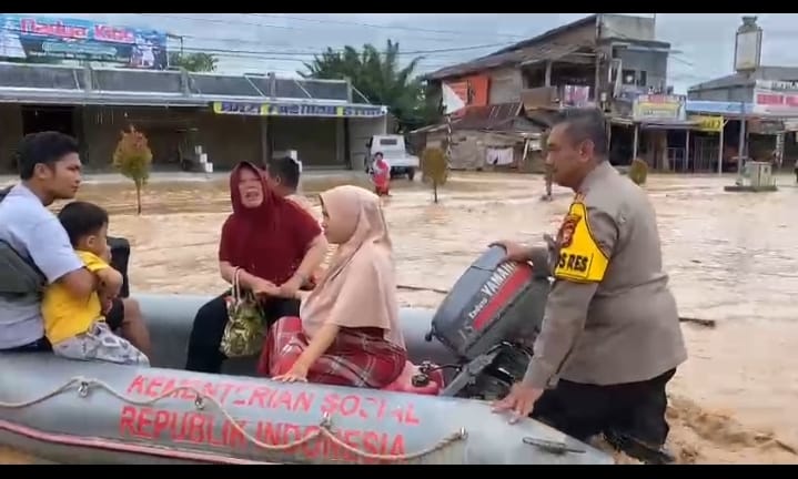 Kapolres Rohul Dorong Perahu Karet, Bantu Ibu Hamil Untuk Melahirkan Ke Bidan