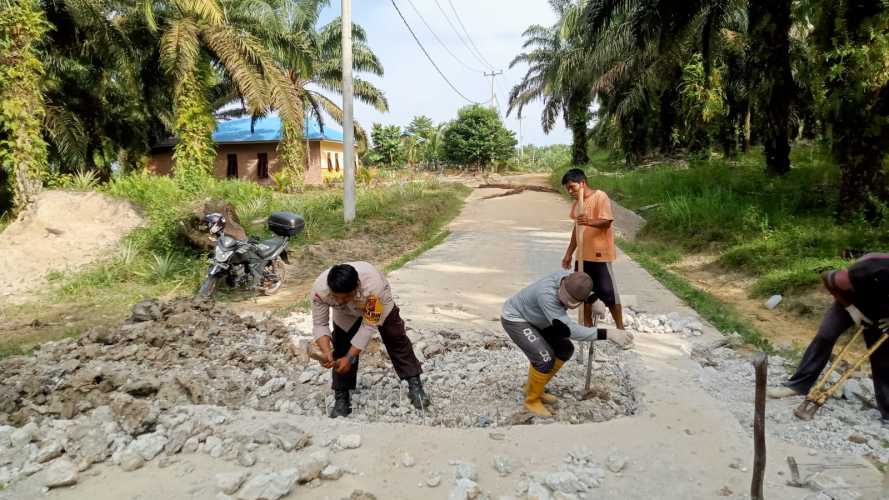 Bhabinkamtibmas Kampung Mandiangin Bahu Membahu Bantu Masyarakat Perbaiki Akses Jalan 