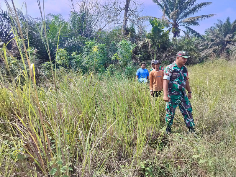 Cegah Karlahut, Kopda AKP Hutagalung Babinsa Koramil 03/Minas Bersama Warga Binaan di Minas Barat Giat Patroli Rutin